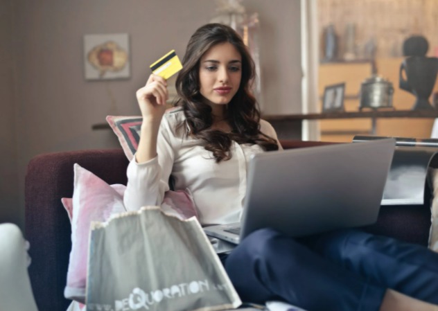 customer checking reviews